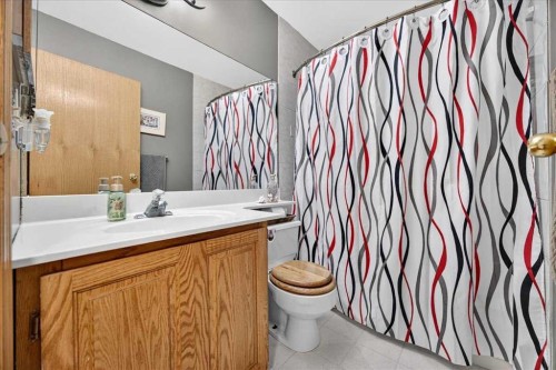 80 Templevale Way Ne, Calgary, AB - Indoor Photo Showing Bathroom