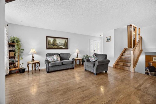 80 Templevale Way Ne, Calgary, AB - Indoor Photo Showing Living Room