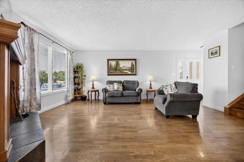 80 Templevale Way Ne, Calgary, AB - Indoor Photo Showing Living Room