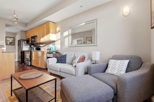 536-990 Centre Avenue Ne, Calgary, AB - Indoor Photo Showing Living Room