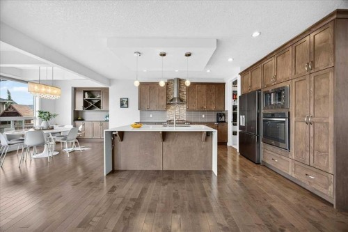 546 Sherwood Boulevard Nw, Calgary, AB - Indoor Photo Showing Kitchen