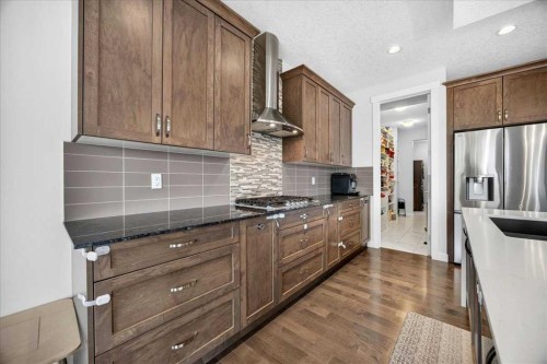 546 Sherwood Boulevard Nw, Calgary, AB - Indoor Photo Showing Kitchen With Upgraded Kitchen
