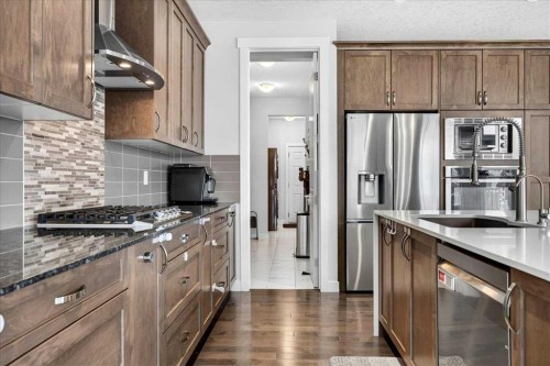 546 Sherwood Boulevard Nw, Calgary, AB - Indoor Photo Showing Kitchen With Upgraded Kitchen
