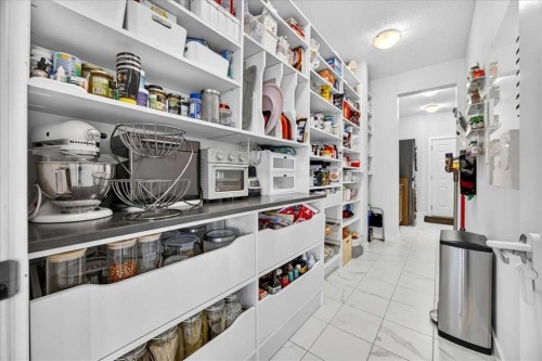 546 Sherwood Boulevard Nw, Calgary, AB - Indoor With Storage
