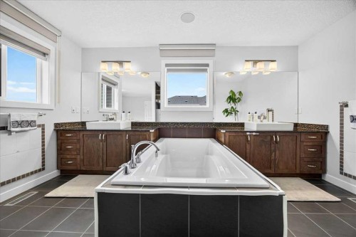 546 Sherwood Boulevard Nw, Calgary, AB - Indoor Photo Showing Bathroom