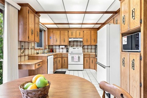 1148 Edgemont Road Nw, Calgary, AB - Indoor Photo Showing Kitchen