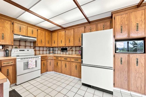 1148 Edgemont Road Nw, Calgary, AB - Indoor Photo Showing Kitchen