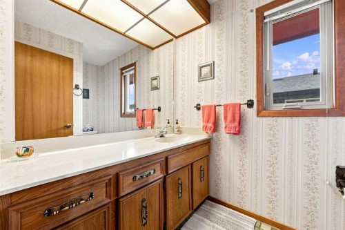 1148 Edgemont Road Nw, Calgary, AB - Indoor Photo Showing Bathroom