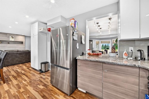 139 Hawkville Close Nw, Calgary, AB - Indoor Photo Showing Kitchen With Upgraded Kitchen