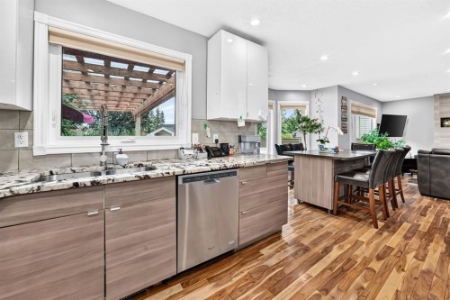 139 Hawkville Close Nw, Calgary, AB - Indoor Photo Showing Kitchen With Upgraded Kitchen