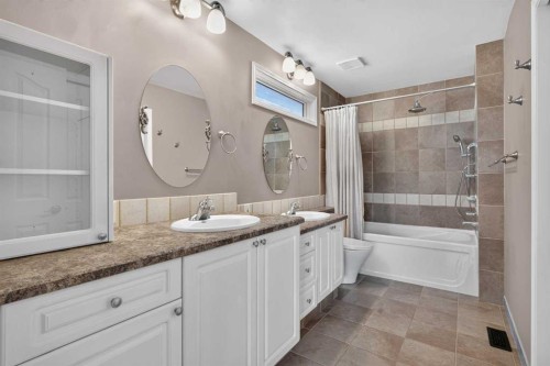 4 Citadel Manor Nw, Calgary, AB - Indoor Photo Showing Bathroom