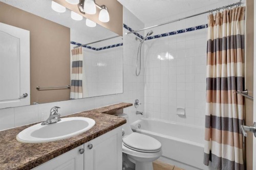 4 Citadel Manor Nw, Calgary, AB - Indoor Photo Showing Bathroom