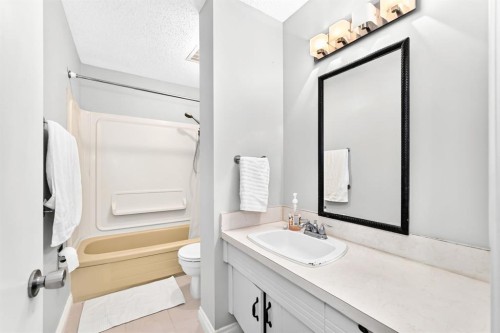 1949 Lytton Crescent Se, Calgary, AB - Indoor Photo Showing Bathroom