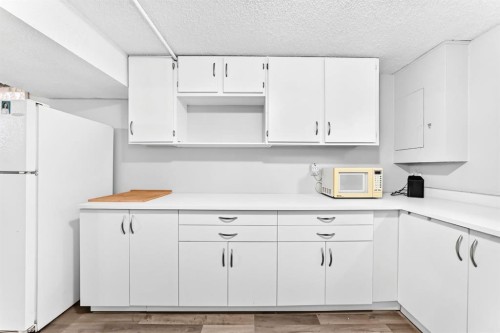 1949 Lytton Crescent Se, Calgary, AB - Indoor Photo Showing Kitchen