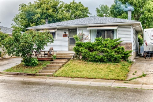 1949 Lytton Crescent Se, Calgary, AB - Outdoor