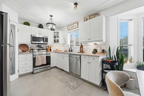 42H Green Meadow Crescent, Strathmore, AB - Indoor Photo Showing Kitchen With Stainless Steel Kitchen