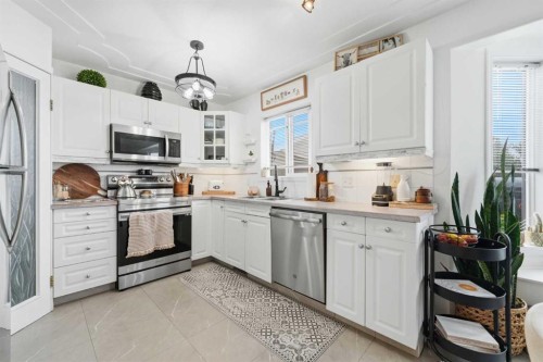42H Green Meadow Crescent, Strathmore, AB - Indoor Photo Showing Kitchen With Stainless Steel Kitchen