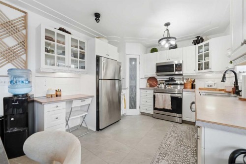 42H Green Meadow Crescent, Strathmore, AB - Indoor Photo Showing Kitchen With Stainless Steel Kitchen With Double Sink