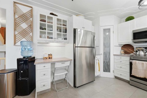 42H Green Meadow Crescent, Strathmore, AB - Indoor Photo Showing Kitchen With Stainless Steel Kitchen