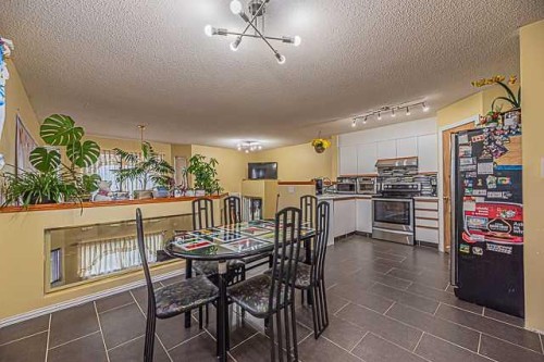55 San Diego Manor Ne, Calgary, AB - Indoor Photo Showing Dining Room