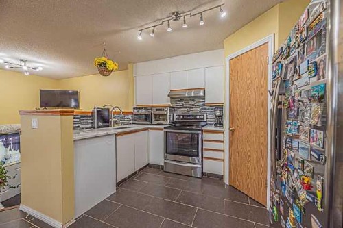 55 San Diego Manor Ne, Calgary, AB - Indoor Photo Showing Kitchen