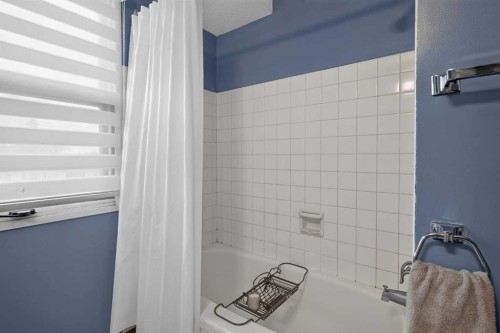 3881 Fonda Way Se, Calgary, AB - Indoor Photo Showing Bathroom