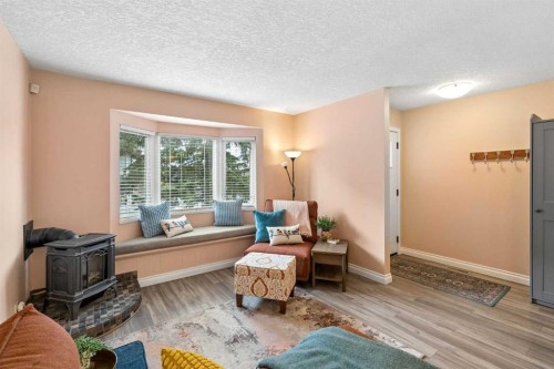1840 33 Avenue Sw, Calgary, AB - Indoor Photo Showing Living Room