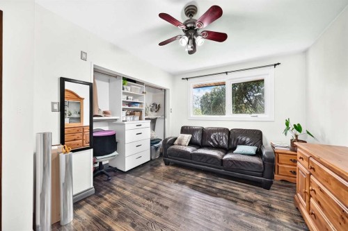 4832 Worcester Drive Sw, Calgary, AB - Indoor Photo Showing Living Room