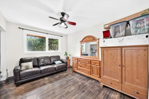 4832 Worcester Drive Sw, Calgary, AB - Indoor Photo Showing Living Room