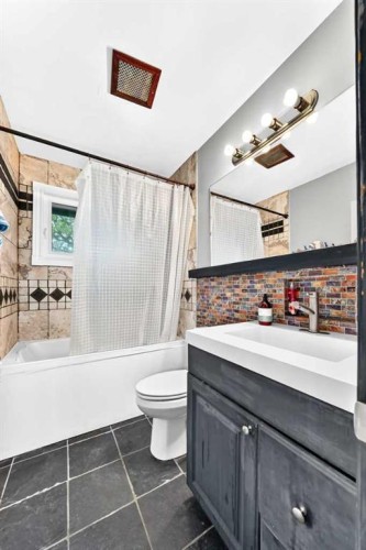 4832 Worcester Drive Sw, Calgary, AB - Indoor Photo Showing Bathroom