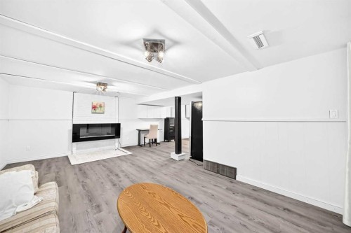 4832 Worcester Drive Sw, Calgary, AB - Indoor Photo Showing Other Room