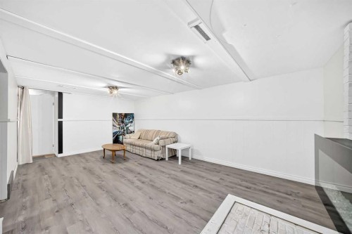 4832 Worcester Drive Sw, Calgary, AB - Indoor Photo Showing Other Room