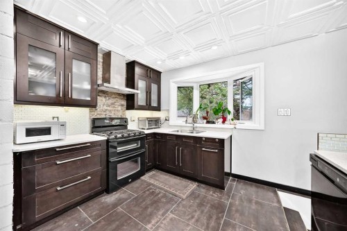 4832 Worcester Drive Sw, Calgary, AB - Indoor Photo Showing Kitchen