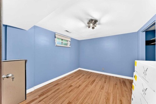 4832 Worcester Drive Sw, Calgary, AB - Indoor Photo Showing Other Room
