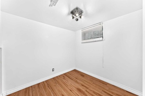 4832 Worcester Drive Sw, Calgary, AB - Indoor Photo Showing Other Room