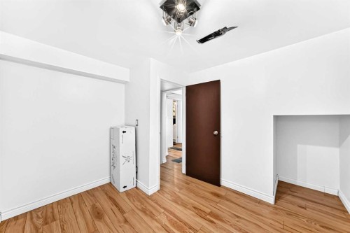 4832 Worcester Drive Sw, Calgary, AB - Indoor Photo Showing Other Room