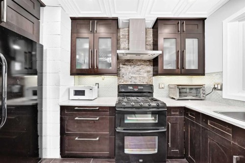 4832 Worcester Drive Sw, Calgary, AB - Indoor Photo Showing Kitchen