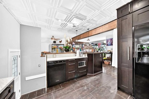 4832 Worcester Drive Sw, Calgary, AB - Indoor Photo Showing Kitchen