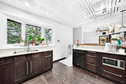 4832 Worcester Drive Sw, Calgary, AB - Indoor Photo Showing Kitchen