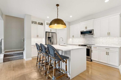 9062 14 Avenue Sw, Calgary, AB - Indoor Photo Showing Kitchen With Upgraded Kitchen