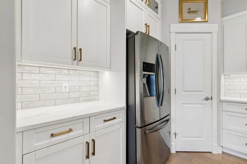 9062 14 Avenue Sw, Calgary, AB - Indoor Photo Showing Kitchen
