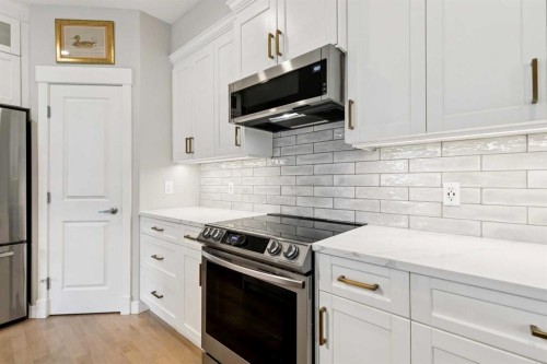 9062 14 Avenue Sw, Calgary, AB - Indoor Photo Showing Kitchen With Upgraded Kitchen
