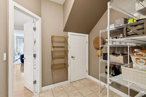 9062 14 Avenue Sw, Calgary, AB - Indoor Photo Showing Other Room