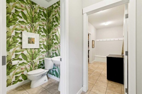 9062 14 Avenue Sw, Calgary, AB - Indoor Photo Showing Bathroom