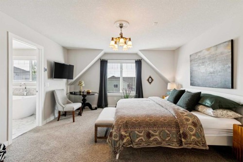 9062 14 Avenue Sw, Calgary, AB - Indoor Photo Showing Bedroom