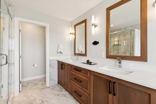 9062 14 Avenue Sw, Calgary, AB - Indoor Photo Showing Bathroom