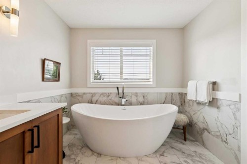 9062 14 Avenue Sw, Calgary, AB - Indoor Photo Showing Bathroom