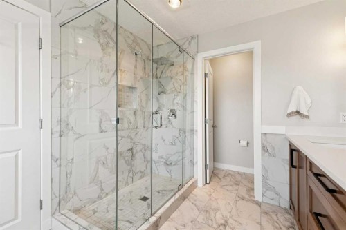 9062 14 Avenue Sw, Calgary, AB - Indoor Photo Showing Bathroom