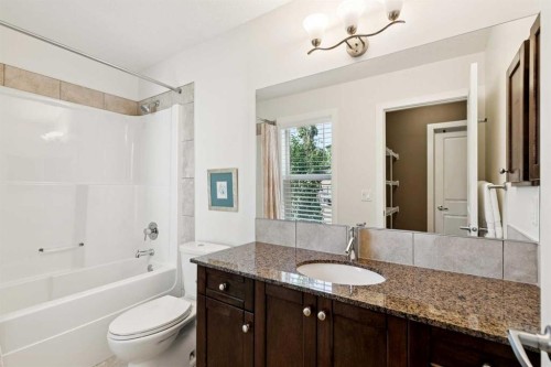 9062 14 Avenue Sw, Calgary, AB - Indoor Photo Showing Bathroom