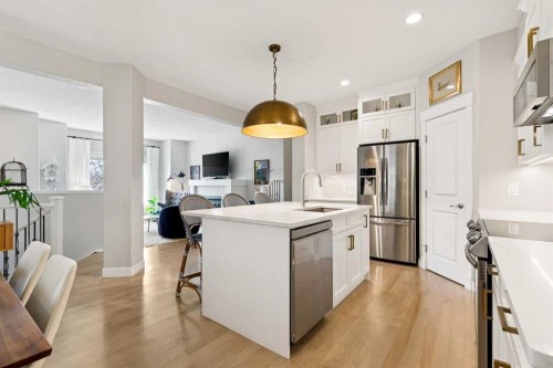 9062 14 Avenue Sw, Calgary, AB - Indoor Photo Showing Kitchen